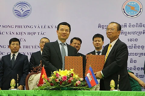 Vietnam et Cambodge signent trois accords dans les postes, télécommunications et TIC