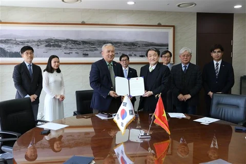 Signature d’un accord sur l’octroi de bourses sud-coréennes aux étudiants vietnamiens