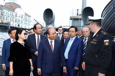 Le Premier ministre Nguyen Xuan Phuc visite le bateau-musée Aurore à Saint-Pétersbourg