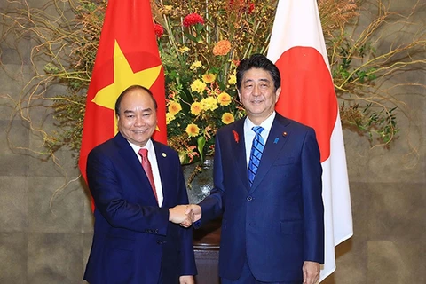 Entretien entre les Premiers ministres Nguyen Xuan Phuc et Shinzo Abe