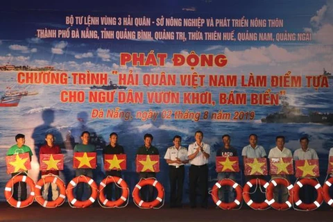 Da Nang : Lancement du programme « La Marine vietnamienne accompagne les pêcheurs au large »