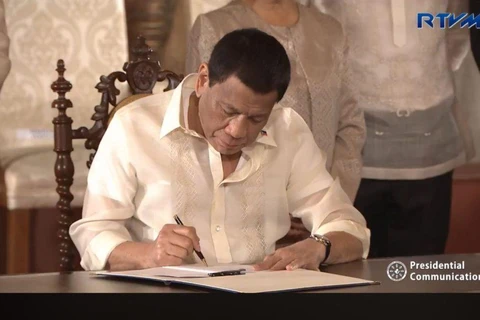 Le président Rodrigo Duterte signe une loi créant l'Agence spatiale philippine