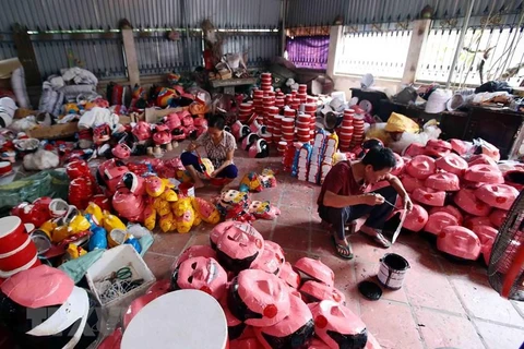 Un village de fabrication des jouets traditionnels de la Fête de la mi-automne à Hung Yen 