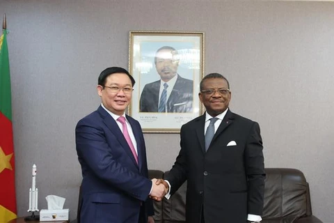Le vice-Premier ministre Vuong Dinh Hue en visite de travail au Cameroun