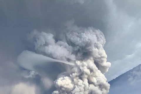 Philippines : le volcan Taal menace, entraînant évacuations et annulations de vols