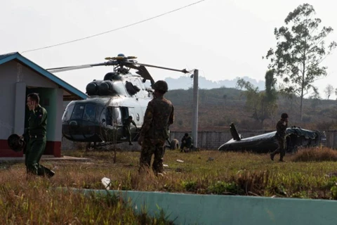 Un hélicoptère militaire transportant des diplomates étrangers s'écrase au Myanmar