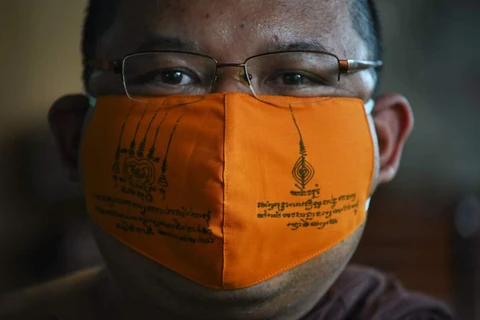COVID-19 : des masques en plastique recyclé fabriqués par des moines thaïlandais
