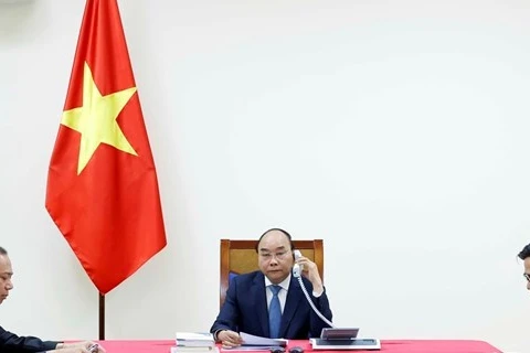 Nguyên Xuân Phuc et Shinzo Abe s'entretiennent sur les liens Vietnam-Japon