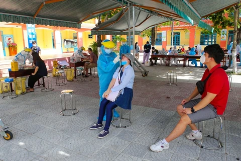 Da Nang : dépistage du coronavirus chez les étrangers à Son Tra