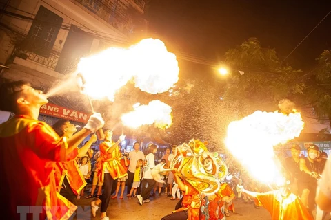 Des Hanoïens célèbrent la Fête de la mi-automne