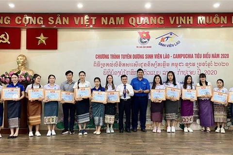 Des étudiants laotiens et cambodgiens exceptionnels honorés à Hô Chi Minh-Ville