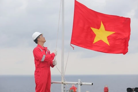 La cérémonie de salut au drapeau national de Biendong POC établit un record de Guinness Vietnam