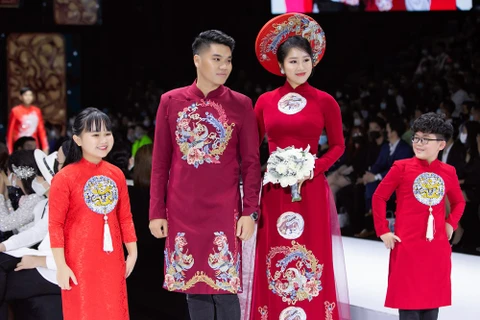 Kim Lang - une collection d'ao dai brodée à la main délicate et impressionnante