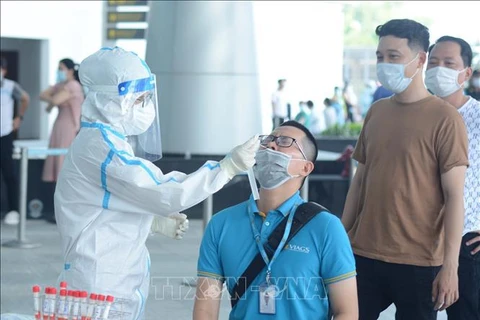 COVID-19: tests de dépistage auprès des employés de l'aéroport de Da Nang 