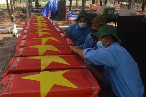 Inhumation des restes de 12 soldats vietnamiens à Gia Lai