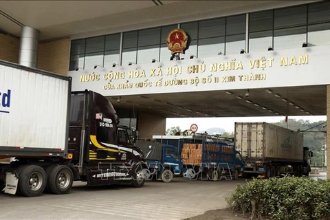 Les échanges commerciaux via les portes frontalières de Lao Cai en hausse de 42%