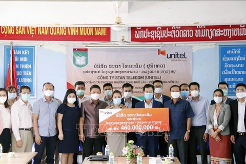 Laos : Star Telecom (Unitel) aide l'école bilingue Nguyen Du à améliorer sa qualité