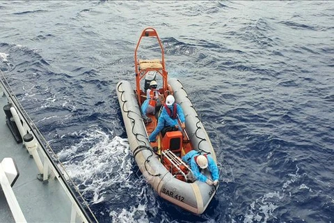 Sauvetage d’un pêcheur vietnamien en détresse au large de Truong Sa (Spratley)