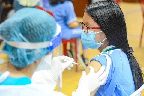 COVID-19: Da Nang commence la vaccination des adolescents