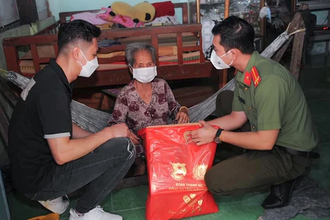 Têt: plus de 30 milliards de dongs en faveur des démunis à Quang Ngai