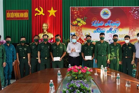 Têt : le président de l’AN offre des cadeaux à des gardes-frontières à Tay Ninh