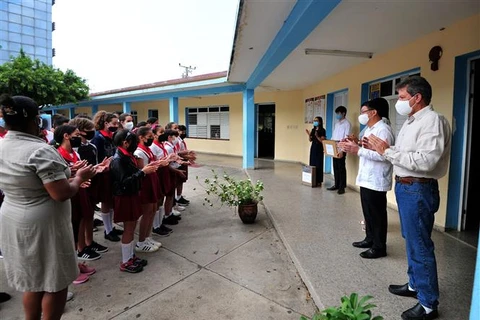 Le Vietnam offre de cadeaux à des écoles cubaines