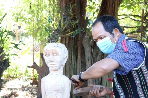 Les statues folkloriques en bois, artisanat original des ethnies Bahnar et Jrai