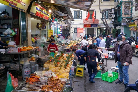 Le marché Hang Be bondé au Tet Nguyên Tiêu