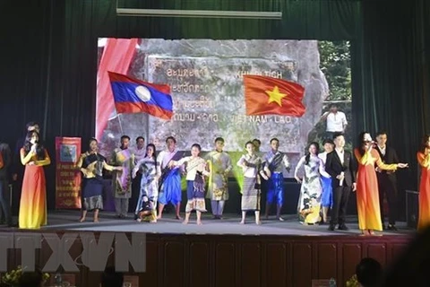 La consule générale du Vietnam à Luang Prabang (Laos) présente ses lettres de créance