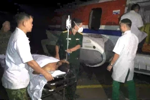 Sauvetage par hélicoptère d’un pêcheur en détresse au large de Truong Sa (Spratleys)