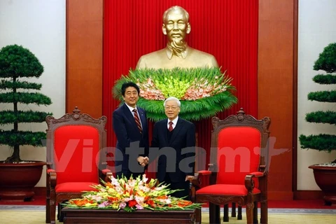 Le secrétaire général Nguyen Phu Trong reçoit le Premier ministre japonais Shinzo Abe