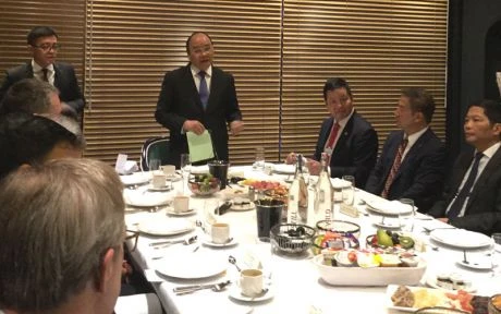 Le PM Nguyên Xuân Phuc dialogue avec les entreprises à Davos