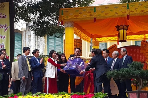 Le président offre de l’encens dans la cité impériale de Thang Long