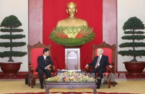 Le secrétaire général Nguyen Phu Trong reçoit le maire de Vientiane