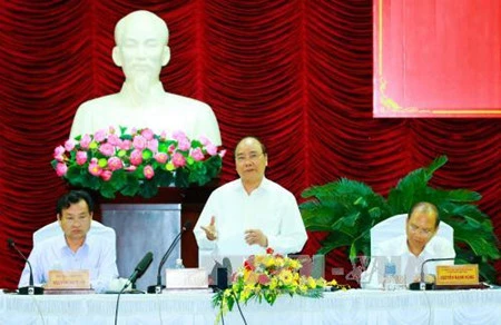 Le Premier ministre Nguyên Xuân Phuc travaille avec les autorités de Binh Thuân