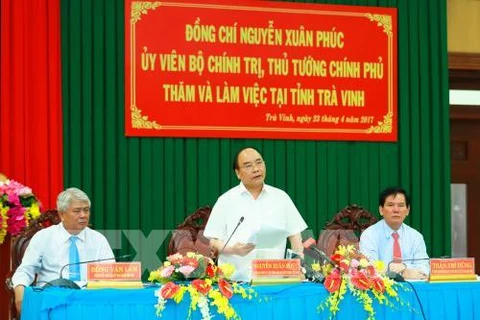 Le Premier ministre Nguyên Xuân Phuc travaille avec la province de Trà Vinh