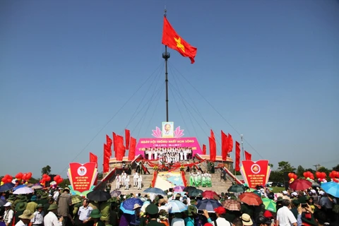 La province de Quang Tri hisse le drapeau de la réunification nationale