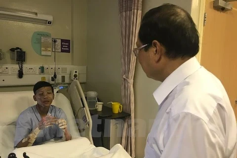 L’ambassadeur du Vietnam à Singapour au chevet des marins sinistrés