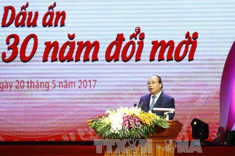 Le PM au programme “Gloire au Vietnam - 30 ans de renouveau”