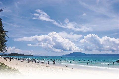 La magnifique plage de Trà Cô fait le bonheur des vacanciers