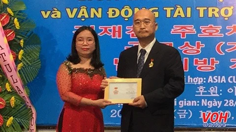 Insigne pour la paix et l’amitié entre les nations au consul sud-coréen à HCM-Ville