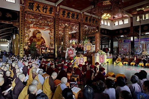 Bac Giang : pagode, chant et alcool