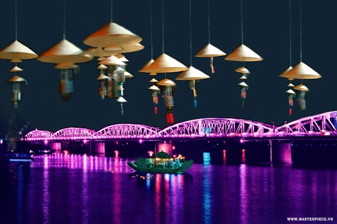 Des balcons sur le pont Truong Tiên pour faire rêver plus à Huê