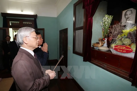 Le secrétaire général Nguyên Phu Trong rend hommage au Président Ho Chi Minh