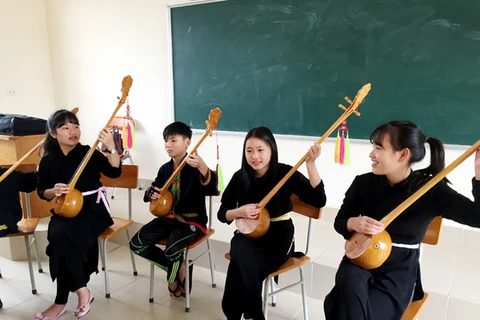 La musique ethnique entre dans des salles de classe à Quang Ninh