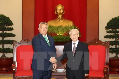 Des dirigeants vietnamiens reçoivent le Premier ministre hongrois