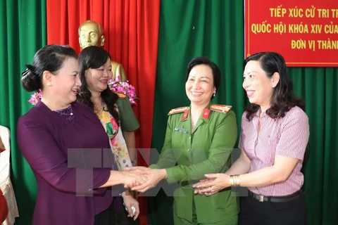 La présidente de l’AN à l’écoute des électeurs du district de Phong Diên de Cân Tho