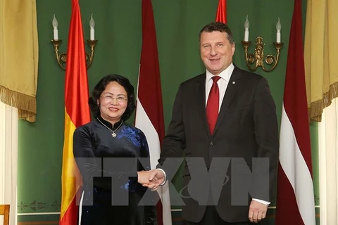 La vice-présidente Dang Thi Ngoc Thinh en visite officielle en Lettonie