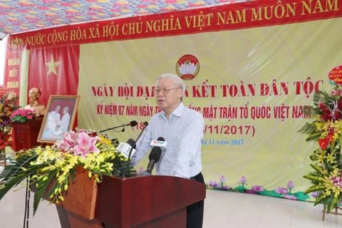 Le chef du Parti à la fête de grande union nationale au village culturel de Thuong Dien