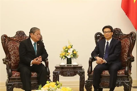 Le vice-PM Vu Duc Dam reçoit le ministre cambodgien de l’Information